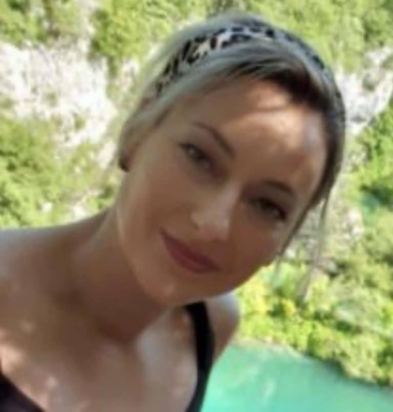 HrvatskaHrvatskaSRCE DA PREPUKNE: Kolege se opraštaju od tragično nastradale policajke (FOTO)ReagujKomentarišiReagujKomentariši