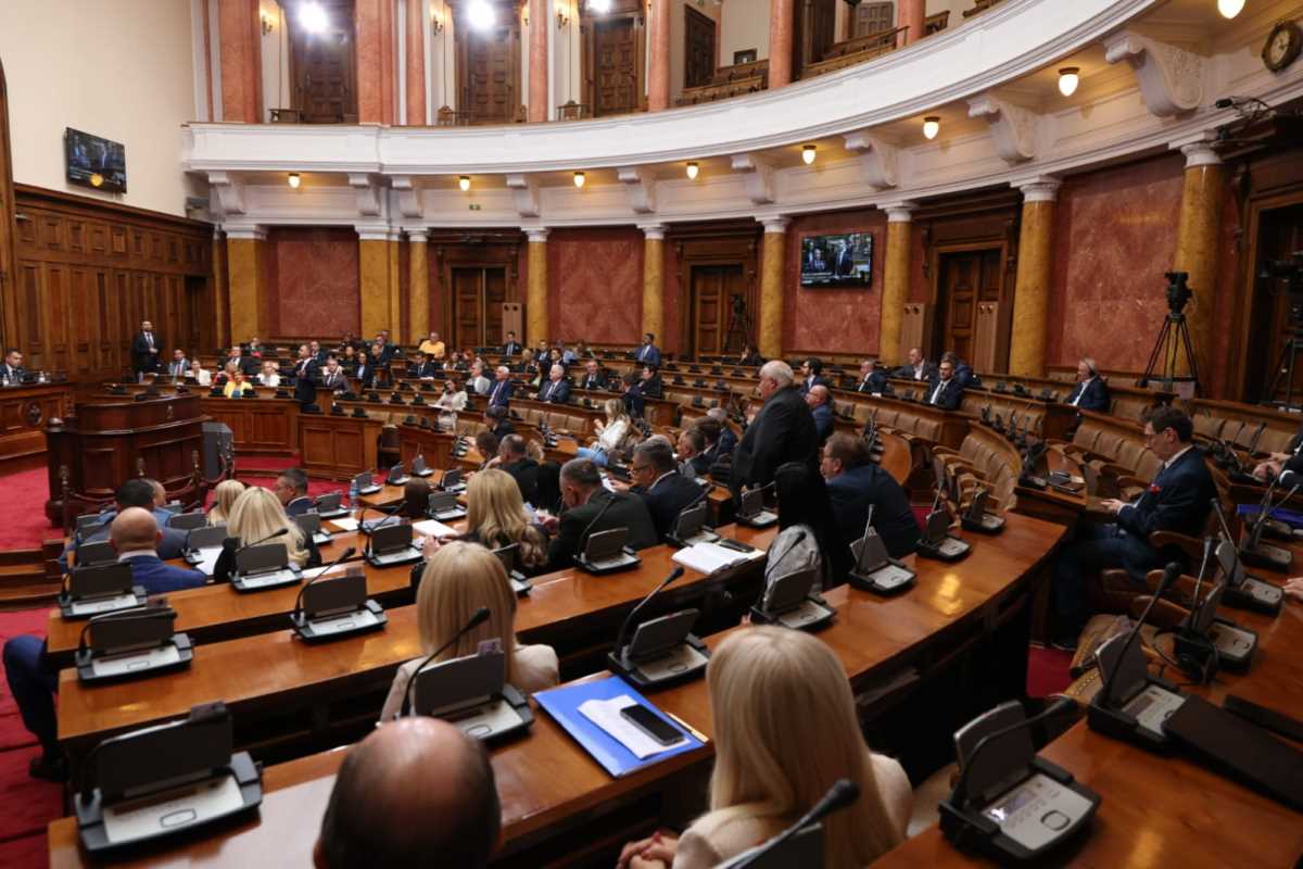 KURIR SAZNAJE: Dve žene pokušale da unesu biber-sprej u Skupštinu Srbije, oduzet im na ulazu