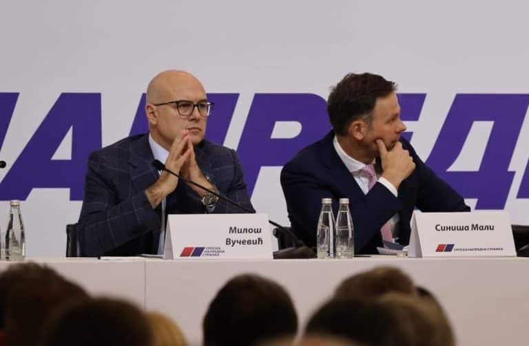 PolitikaPolitika"OBAVEZA SNS DA NE DOZVOLI DA SE DRŽAVA UNIŠTI" Vučević na sednici Glavnog odbora SNS: Mnogi su razočarani ali to ne znači da treba da zapalimo naš dom157 · Reaguj 57157 · Reaguj 57