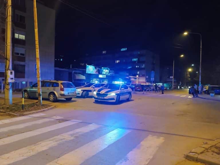 NAKON SUDARA ZADNJIM DELOM “NASEO” NA SAOBRAĆAJNI ZNAK Saobraćajna nesreća u Novom Sadu (FOTO)