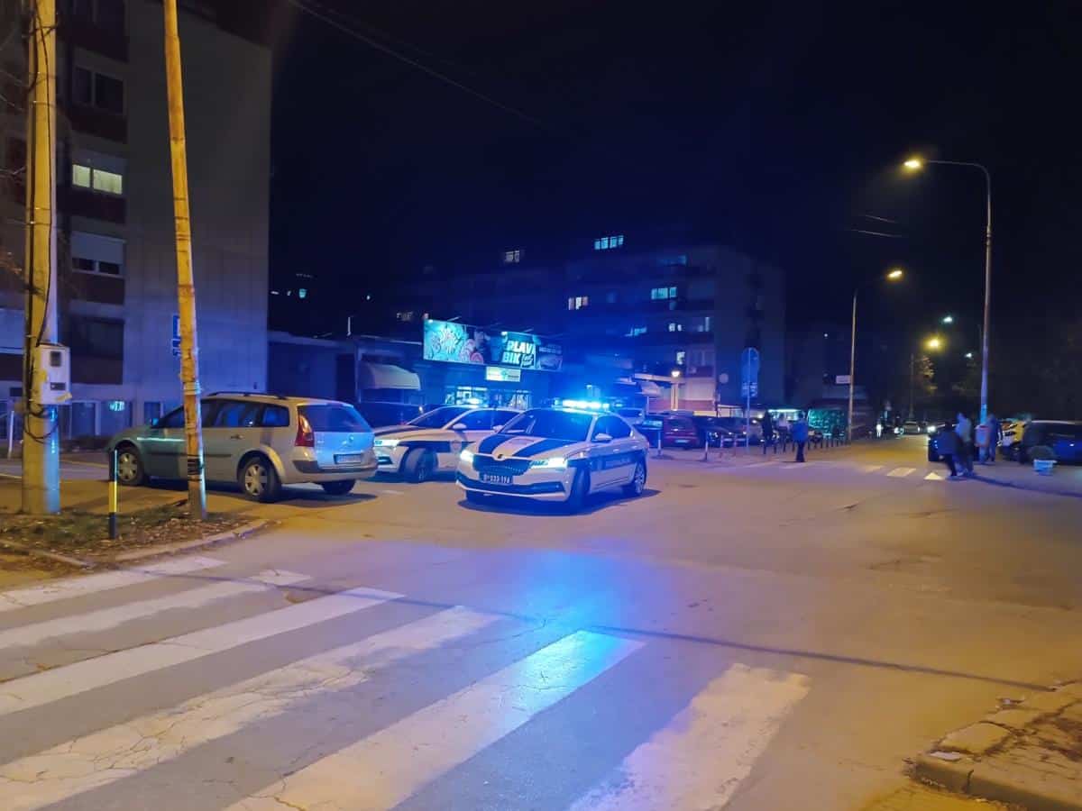 NAKON SUDARA ZADNJIM DELOM “NASEO” NA SAOBRAĆAJNI ZNAK Saobraćajna nesreća u Novom Sadu (FOTO)