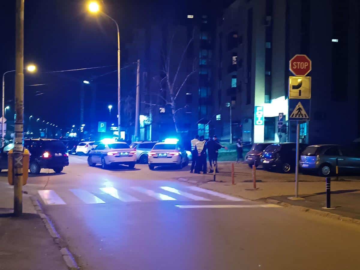 ZAKUCAO SE U BANDERU, AUTOMOBIL UNIŠTEN! Saobraćajna nesreća u centru Bujanovca, srča rasuta svuda po putu (FOTO)