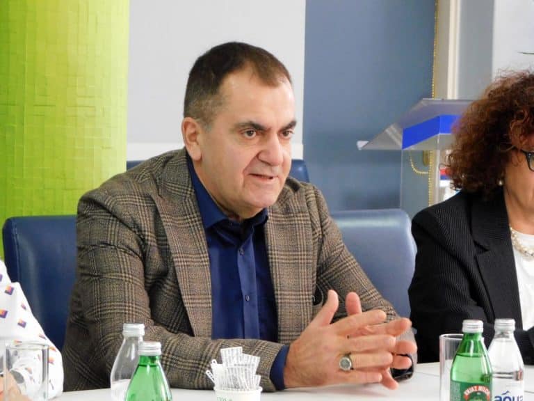 SrbijaSrbijaGRAĐANI VERUJU INSTITUCIJAMA: Zaštitnik građana Zoran Pašalić posetio Loznicu1 · ReagujKomentariši1 · ReagujKomentariši