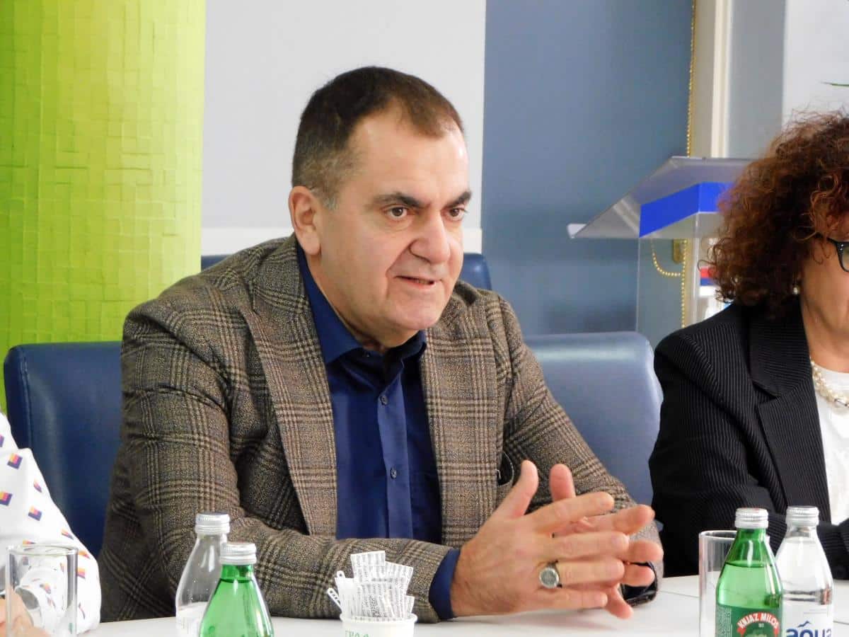SrbijaSrbijaGRAĐANI VERUJU INSTITUCIJAMA: Zaštitnik građana Zoran Pašalić posetio Loznicu1 · ReagujKomentariši1 · ReagujKomentariši