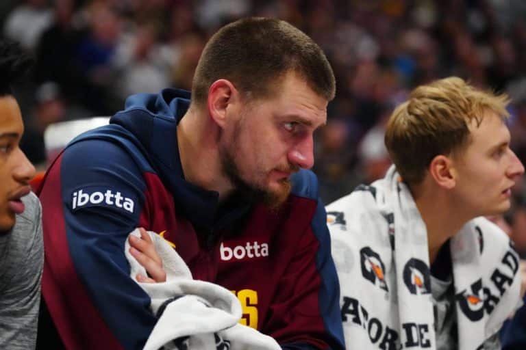 KošarkaKošarkaŠTA SE OVDE DEŠAVA? KO I KAKO MOŽE OVO DA OBJASNI?! Sramno! Jokić igra najbrutalniju košarku u životu, zašto mu NBA ovo radi?ReagujKomentarišiReagujKomentariši