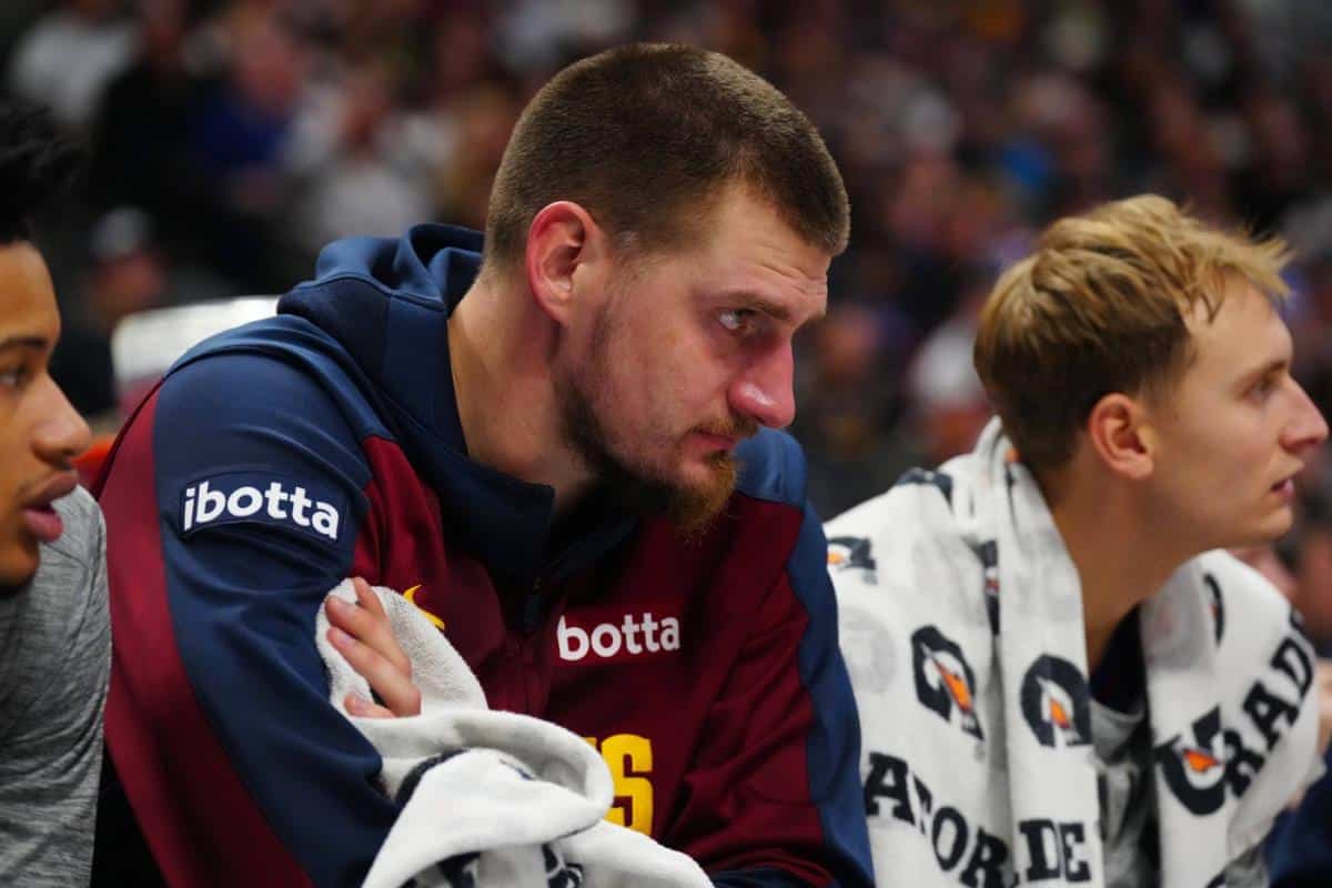 KošarkaKošarkaŠTA SE OVDE DEŠAVA? KO I KAKO MOŽE OVO DA OBJASNI?! Sramno! Jokić igra najbrutalniju košarku u životu, zašto mu NBA ovo radi?ReagujKomentarišiReagujKomentariši