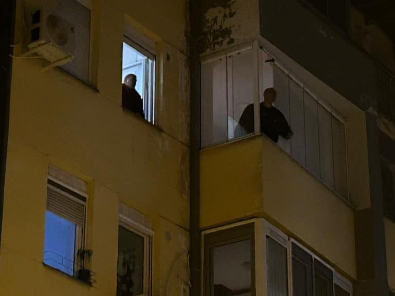 POLICIJA MU UPALA U STAN! Okončana drama u Novom Sadu: Muškarac pretio da će skočiti sa zgrade, na terenu vatrogasci i Hitna pomoć (FOTO, VIDEO)