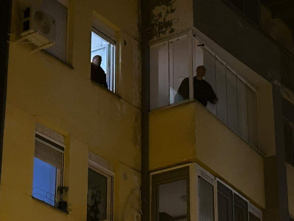 POLICIJA MU UPALA U STAN! Okončana drama u Novom Sadu: Muškarac pretio da će skočiti sa zgrade, na terenu vatrogasci i Hitna pomoć (FOTO, VIDEO)