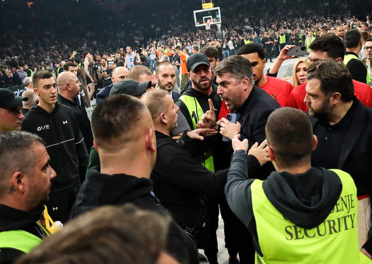 SKANDAL U ARENI! BARCOKAS GURNUO TRENERA PARTIZANA! Trenutak koji se nije video! Tajrik Džons je zbog ovoga krenuo na Grka (VIDEO)