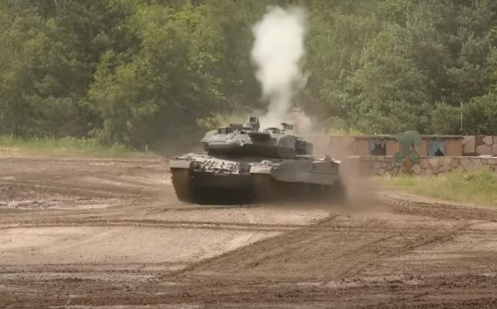 UKRAJINSKI “LEOPARD” STAO NA PUT KOLONI RUSKIH OKLOPNJAKA: “Efikasan rad razbija glave neprijateljima“  (VIDEO)