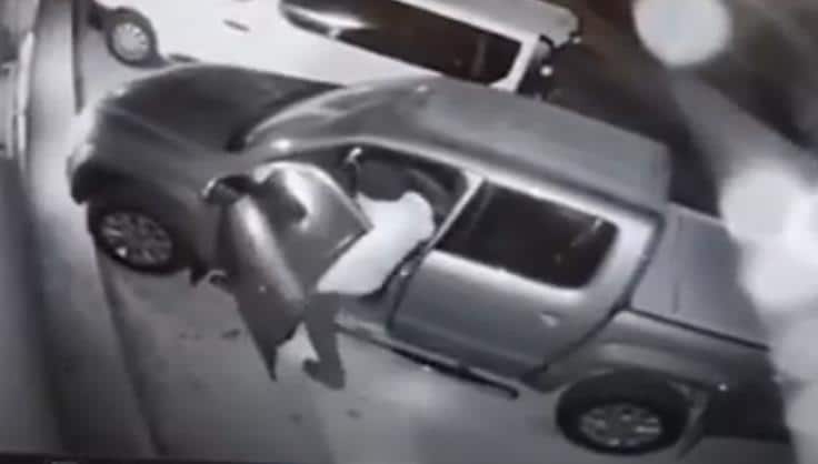 UKRAO AUTO ISPRED POLICIJSKE STANICE U ROŽAJAMA: Kamera snimila lopova! Imao ključ, pa opušteno otvorio vozilo, seo u njega i nestao – POGLEDAJTE (VIDEO)