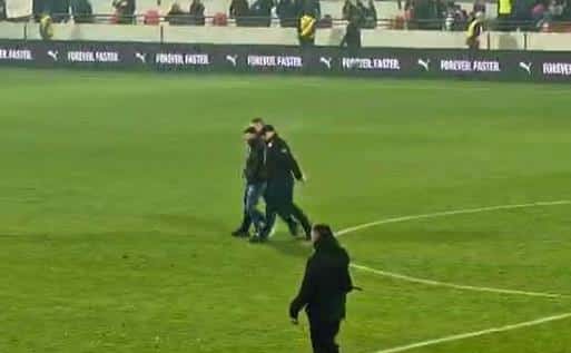 OBEZBEĐENJE U LESKOVCU JE MORALO DA REAGUJE! Navijač utrčao na teren posle utakmice! VIDEO