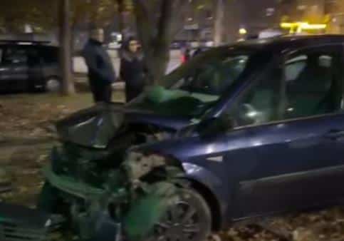 AUTOMOBILOM SE ZAKUCAO U ZGRADU U NIŠU! Vozilo uništeno, vožač prevezen u bolnicu (VIDEO)