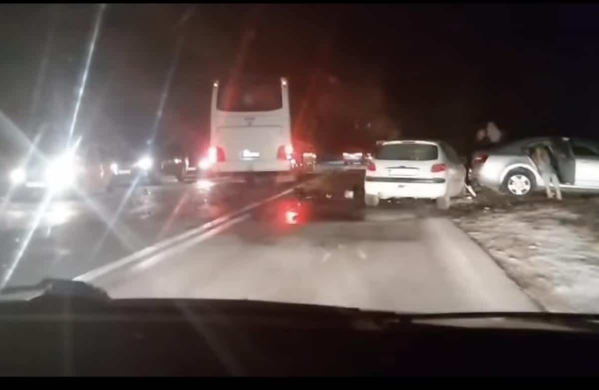 KARAMBOL NA PUTU KA ZLATIBORU Sudarilo se nekoliko vozila, delovi rasuti po putu