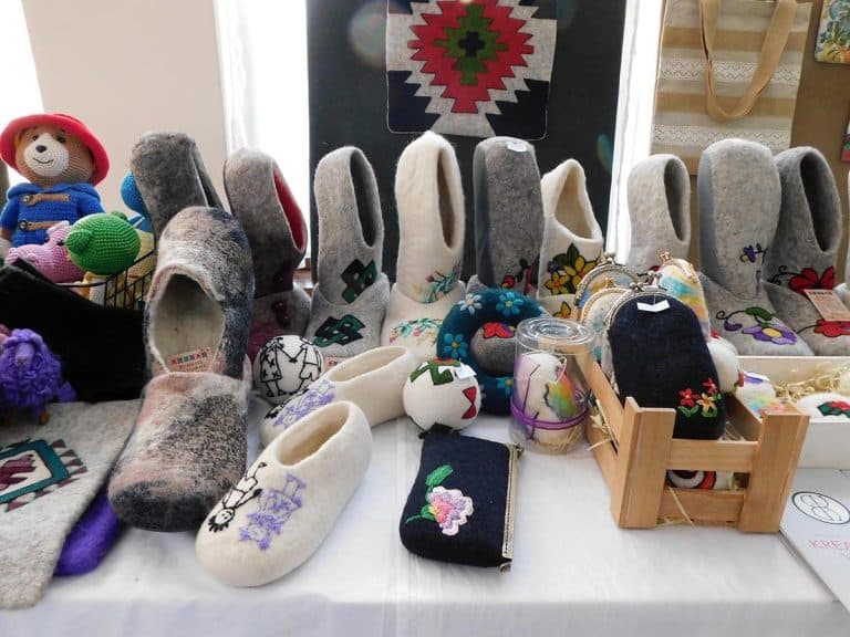 “PUSTERKE” KAO ČUVARKE TRADICIJE: Treća kolonija pustovanja u Tršiću