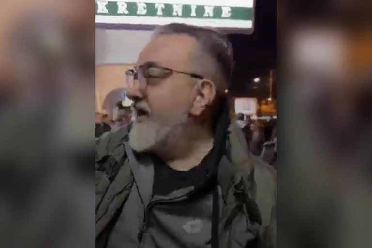 PolitikaPolitikaPONEO ČEKIĆ NA PROTESTE U NOVOM SADU! Bivši ministar u vladi Mirka Cvetkovića NAORUŽAN u napadu na prostorije SNS (FOTO, VIDEO)4 · ReagujKomentariši4 · ReagujKomentariši