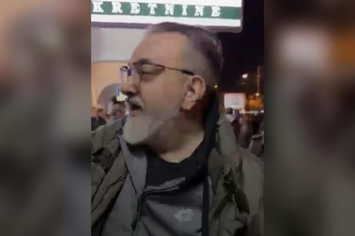 PolitikaPolitikaPONEO ČEKIĆ NA PROTESTE U NOVOM SADU! Bivši ministar u vladi Mirka Cvetkovića NAORUŽAN u napadu na prostorije SNS (FOTO, VIDEO)4 · ReagujKomentariši4 · ReagujKomentariši