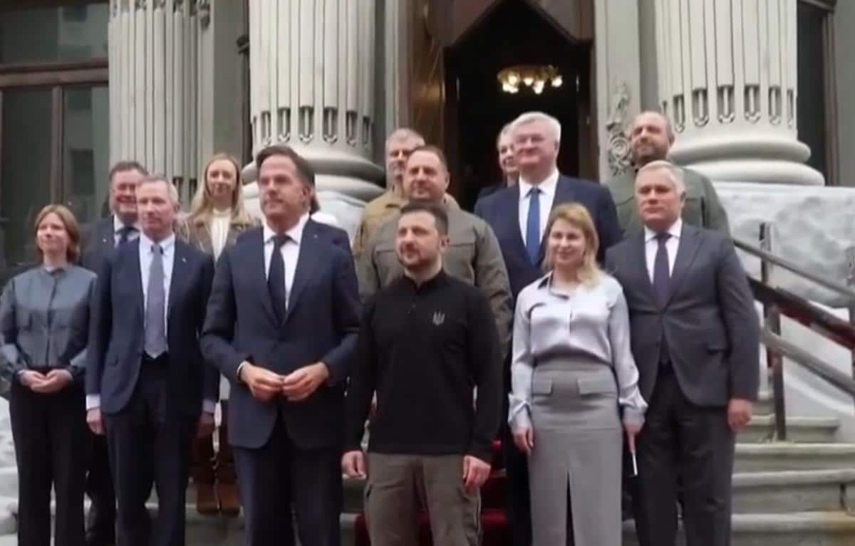 PlanetaPlaneta"GRLITE PUTINA VEĆ 20 GODINA"! Zelenski oštro kritikovao saveznike: Ukrajini je potrebno oružje, a ne podrška u pregovorima s Rusijom6 · Reaguj 266 · Reaguj 26