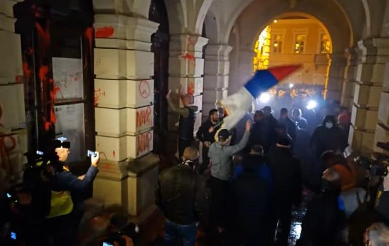 PolitikaPolitikaEPARHIJA BAČKA OSUDILA NASILJE U NOVOM SADU: Politički motivisani nasilni protesti i neredi nisu niti mogu biti povezani sa poštovanjemReagujKomentarišiReagujKomentariši