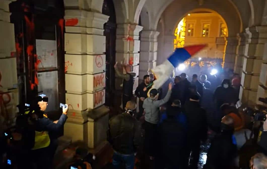 PolitikaPolitikaEPARHIJA BAČKA OSUDILA NASILJE U NOVOM SADU: Politički motivisani nasilni protesti i neredi nisu niti mogu biti povezani sa poštovanjemReagujKomentarišiReagujKomentariši