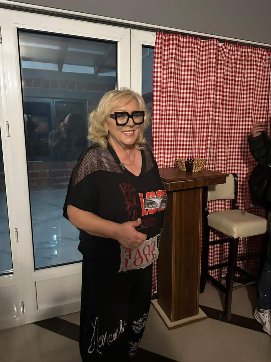 StarsStars"VESNA ZMIJANAC MI JE PONUDILA DA SE PRESELIM U NJENU KUĆU" Zorica Marković otvorila kafanu u prestonici, pa otkrila da želi da se povuče: Radim na tome…ReagujKomentarišiReagujKomentariši