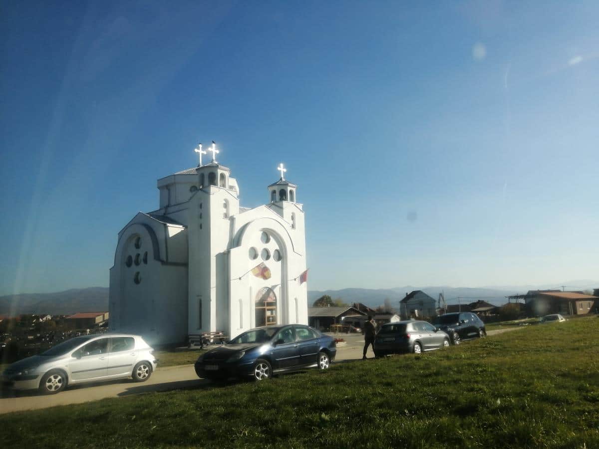 PALILI SVEĆE I DONOSILI CVEĆE: Vranjanci od ranog jutra izlazili na zadušnice