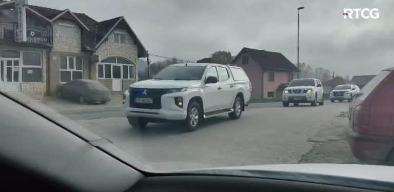 OPKOLJENA ORAHOVICA KOD BIJELOG POLJA! POGLEDAJTE, POLICIJA U PUNOJ BRZINI UPALA U SELO! Pozvala ih žena koja tvrdi da je videla dvostrukog ubicu Balijagića