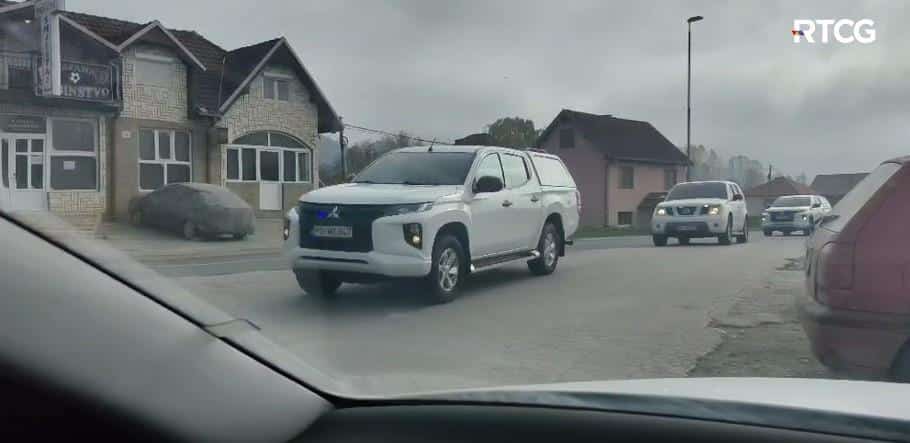 OPKOLJENA ORAHOVICA KOD BIJELOG POLJA! POGLEDAJTE, POLICIJA U PUNOJ BRZINI UPALA U SELO! Pozvala ih žena koja tvrdi da je videla dvostrukog ubicu Balijagića