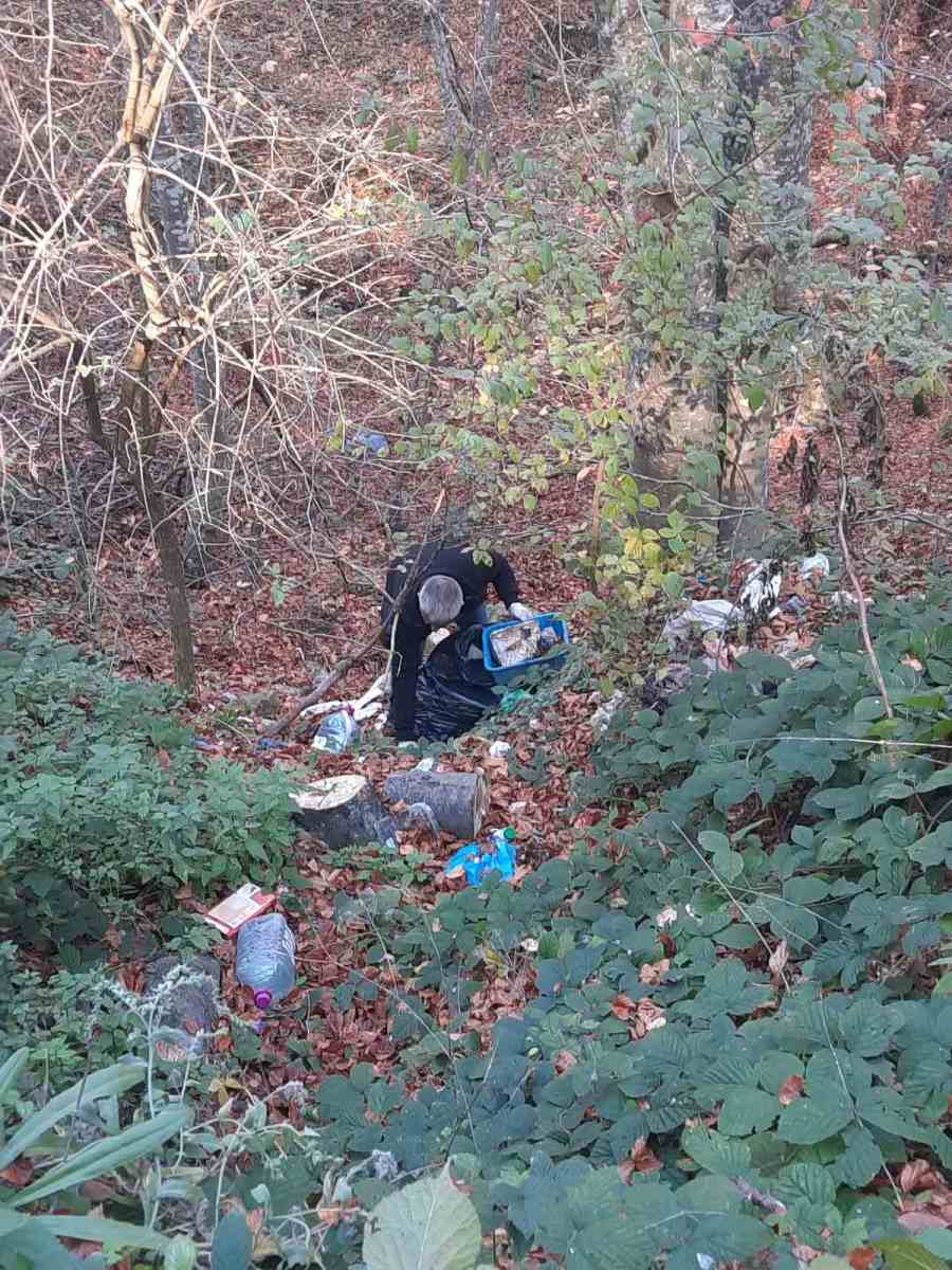 SrbijaSrbijaVIKENDAŠI REŠILI DA OČISTE VIDOJEVICU OD SMEĆA: Prvo uredili divlju deponiju, pa kupili i kante a onda stavili i ovaj natpis koji se prepričava! (foto)ReagujKomentarišiReagujKomentariši