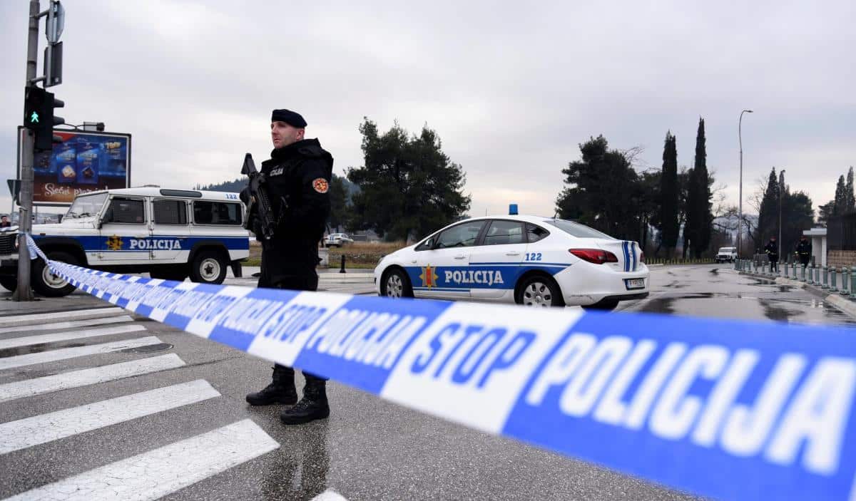 Crna GoraCrna GoraPOHAPŠENO 6 OSOBA U CRNOJ GORI: Lisice na ruke i suspendovanom policajcu, pronašli mu čak 1,5 MILION EVRA!ReagujKomentarišiReagujKomentariši