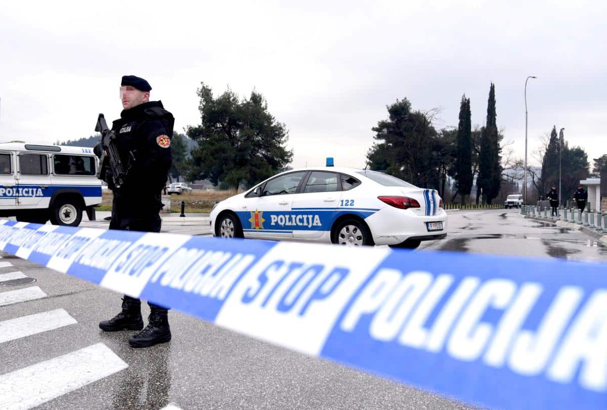 POKUŠAJ UBISTVA U STAMBENOM KVARTU U PODGORICI: Čoveka brutalno napali pajserima, zadobio više fraktura! Policija uhapsila dvojicu