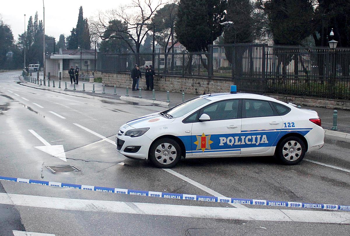 Crna GoraCrna GoraBLOKADA PUTA ZBOG LEŠEVA! Meštani besni, puštaju samo kola Hitne pomoći!ReagujKomentarišiReagujKomentariši