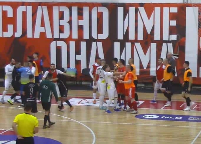 SEVALE PESNICE U NOVOM SADU! Totalni haos i tuča na terenu! Tenzije, udarci, crveni kartoni… Sukob se nastavio i posle meča! (VIDEO)