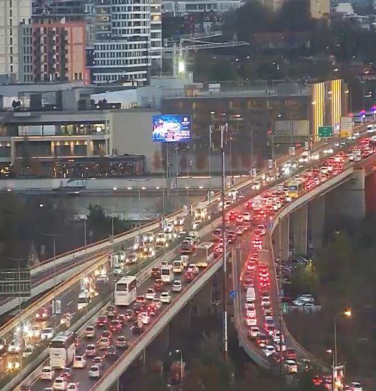 KOLAPS U BEOGRADU: Kiša i sneg paralisali saobraćaj u prestonici, gužve na svakoj raskrsnici! Evo gde je najgore!