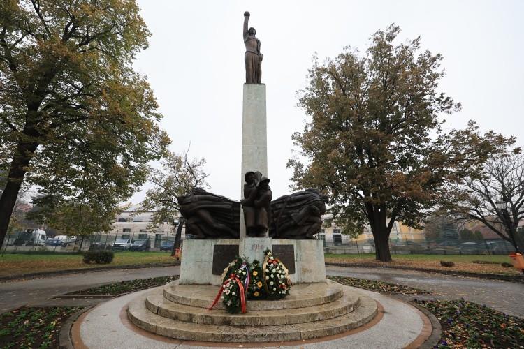 DAN PRIMIRJA OBELEŽEN ŠIROM SRBIJE: Zvaničnici polagali vence i odali počast žrtvama