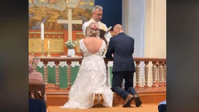 Ludi svetLudi svetKad je mlada klekla na venčanju u crkvi sve zvanice ostale bez teksta: Svi šokirani gledali u poruku na njenim cipelama ReagujKomentarišiReagujKomentariši