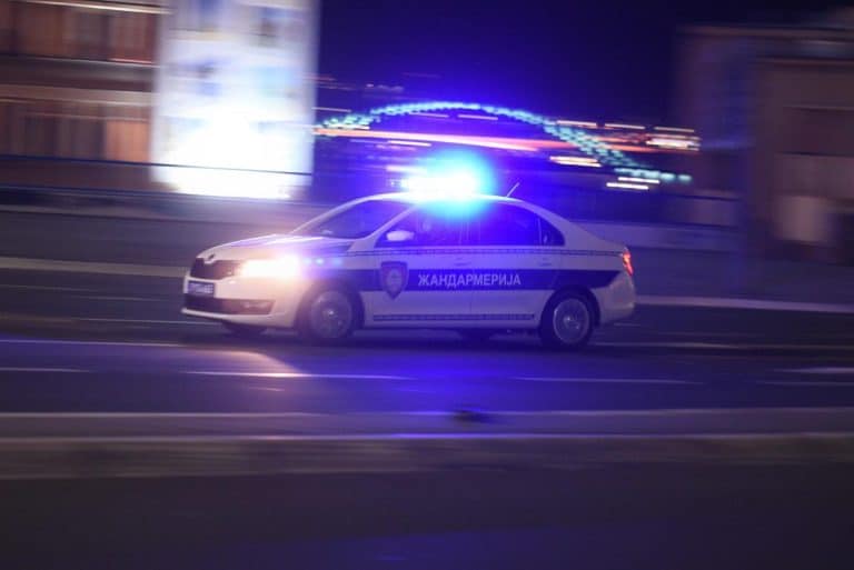 MUNJEVITO PRONAĐEN I UHAPŠEN: Novobeogradska policija privela mladića koji je starcu slomio lobanju ispred pekare