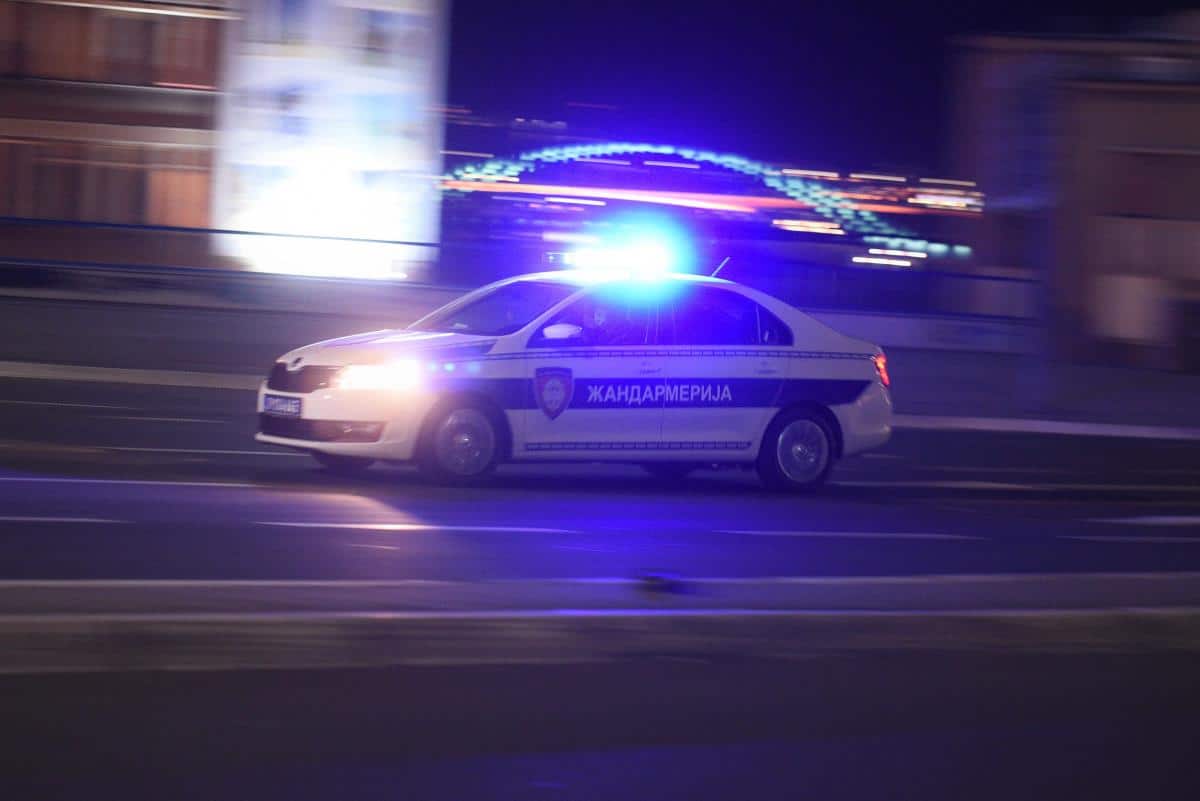 MUNJEVITO PRONAĐEN I UHAPŠEN: Novobeogradska policija privela mladića koji je starcu slomio lobanju ispred pekare
