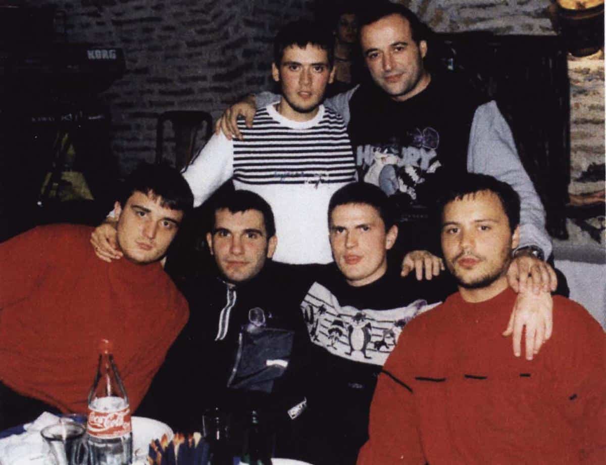 KulturaKulturaStrpao ceo zemunski klan u zatvor, pa pao zbog ukradenog ferarija i pevačice: Vođu Surčinaca bivša pokušala da otruje, a ona mu došla glave1 · ReagujKomentariši1 · ReagujKomentariši