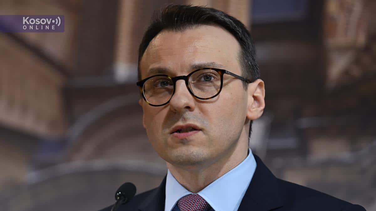 “KURTI KRENUO U OBRAČUN SA SRPSKIM ŠKOLAMA” Na Jarinju priveden direktor Osnovne škole iz Gojbulje, Petković se hitno oglasio: Oduzeli su mu pečate!