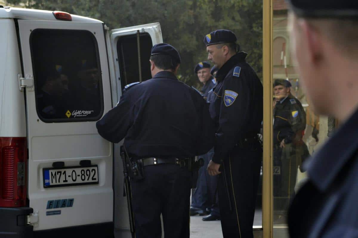 Bosna i HercegovinaBosna i HercegovinaHOROR U RAŠKOVIĆIMA KOD GORAŽDA: Curu ubili zbog 800 konvertabilnih maraka?!ReagujKomentarišiReagujKomentariši