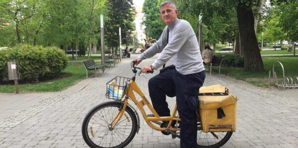 NIJE SAMO UBACIVANJE PISAMA, LEPOTA KOMUNICIRANJA JE GLAVNA STVAR: Poštar Kale je postao neizostavni deo zajednice, evo kako izgleda njegov dan