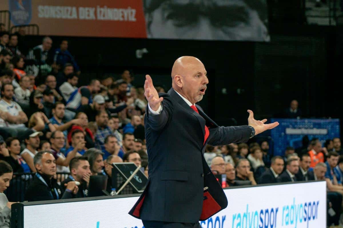 “OVO JE SRAMOTA” Saša Obradović besan posle poraza od Zvezde – svojim košarkašima je imao svašta da poruči!