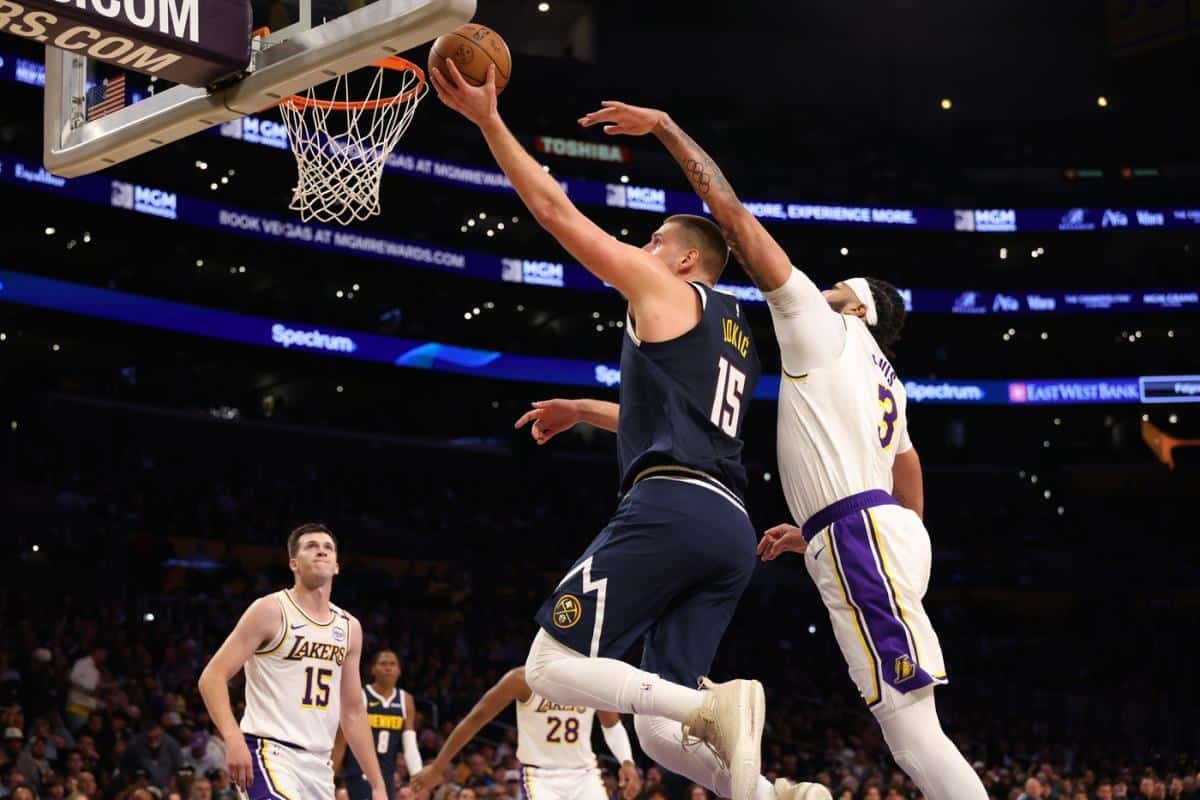 KRALJ SE POKLONIO SRBINU! Nikola Jokić upropastio Lejkerse – Lebron i Dejvis nisu znali šta ih je snašlo! Brutalan dabl-dabl u ubedljivom trijumfu Denvera!