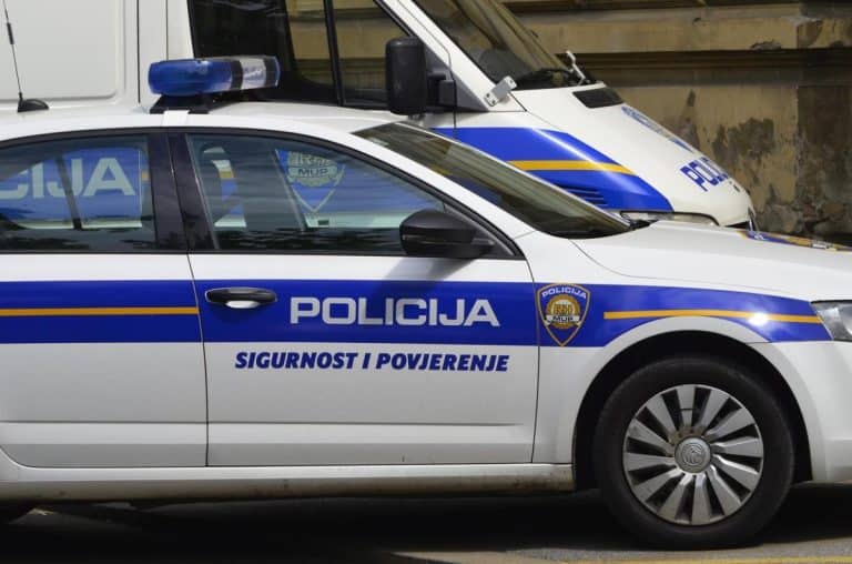 HrvatskaHrvatskaBOSANAC PROŠAO KROZ CRVENO, UDARIO CRNOGORCA, PA POKOSIO ŽENU: Detalji neverovatne nesreće u centru ZagrebaReagujKomentarišiReagujKomentariši