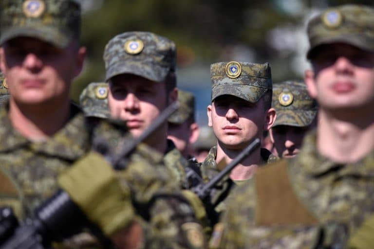 KURTI POSTAVLJA PATROLE SA HELIKOPTERIMA I BAJRAKTARIMA UZ ADMINISTRATIVNU LINIJU! Bjegović: Nove baze za KBS otkrivaju opasnu bezbednosnu računicu Prištine