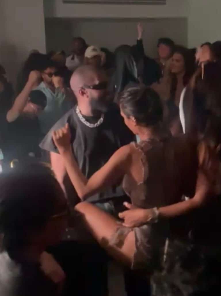 Pop kulturaPop kulturaU donjem vešu i štiklama uvija se oko slavnog repera u noćnom klubu: Posle glasina da se razvode kontroverzni par ponovo šokiraReagujKomentarišiReagujKomentariši