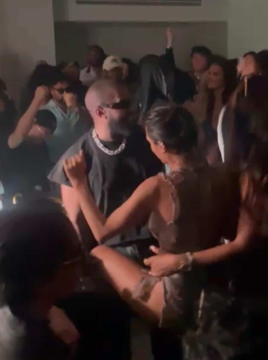 Pop kulturaPop kulturaU donjem vešu i štiklama uvija se oko slavnog repera u noćnom klubu: Posle glasina da se razvode kontroverzni par ponovo šokiraReagujKomentarišiReagujKomentariši