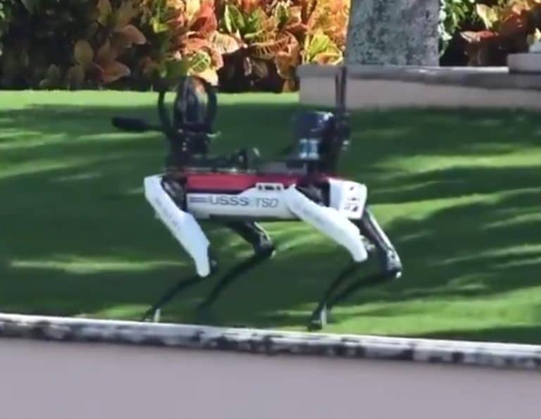 PlanetaPlanetaNEVEROVATNO OBEZBEĐENJE DONALDA TRAMPA: Psi roboti naoružani mitraljezima patroliraju kućom 24 sata dnevno (VIDEO)5 · Reaguj 25 · Reaguj 2