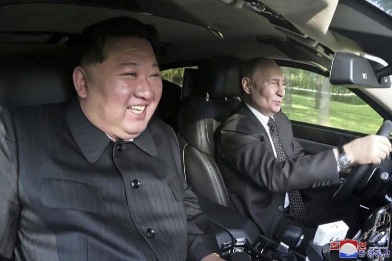 SVE JAČI SAVEZ PUTINA I KIMA: Oružje Severne Koreje pristiže u Rusiju u velikim količinama